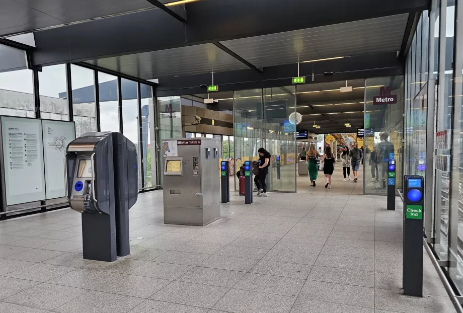 Είσοδος στο μετρό - το τετράγωνο μηχάνημα είναι για τα κανονικά εισιτήρια, το στρογγυλεμένο μηχάνημα σε πρώτο πλάνο είναι για τα Rejsekort