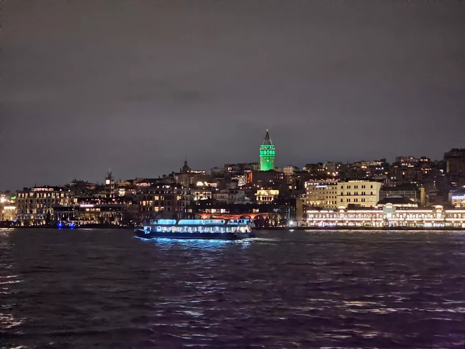 Νυχτερινή κρουαζιέρα με πλοίο
