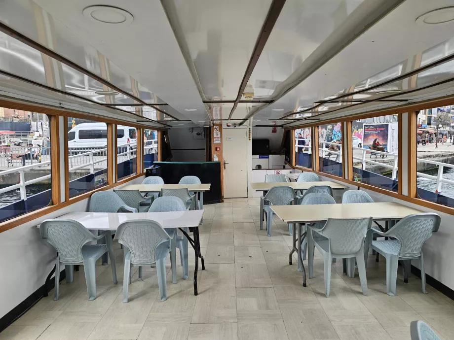 Εσωτερικό του πλοίου προς τον Πύργο της Παναγίας