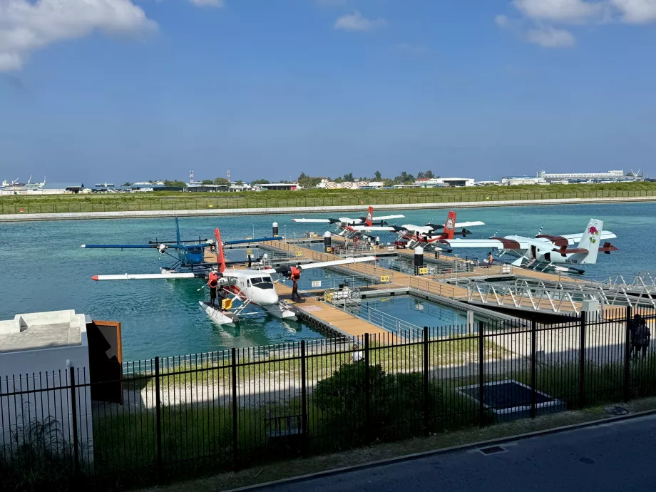 Τα υδροπλάνα της Trans Maldivian Airways όπως φαίνονται από το σαλόνι αναμονής