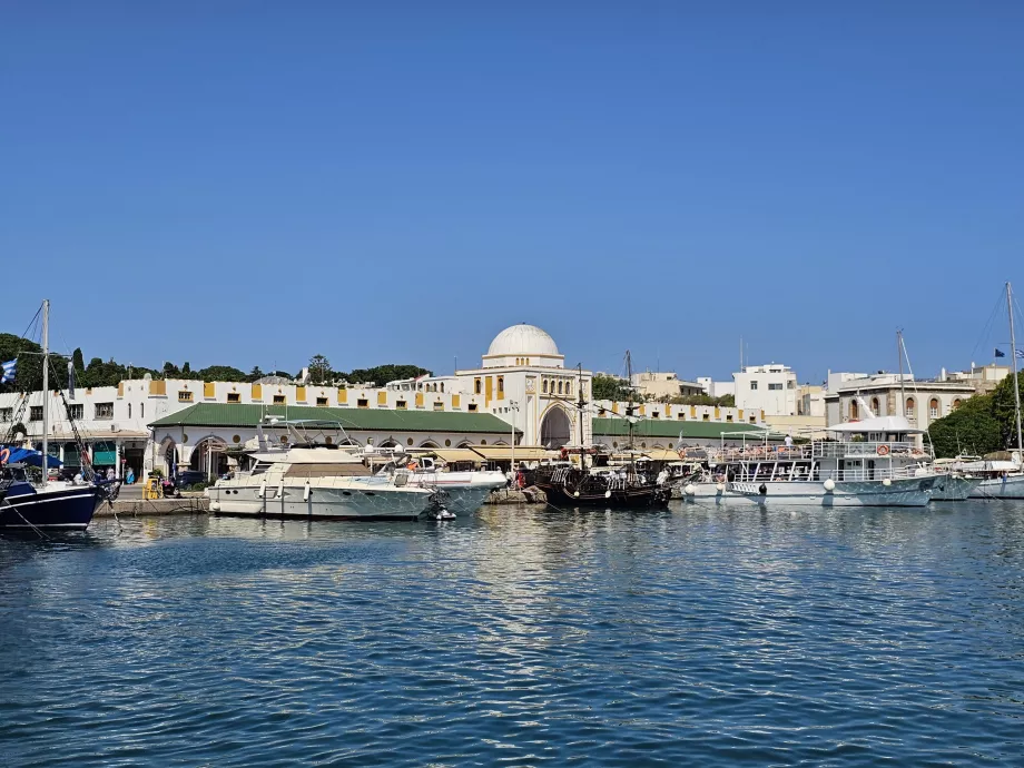 Νέα Αγορά και το λιμάνι του Μανδρακίου