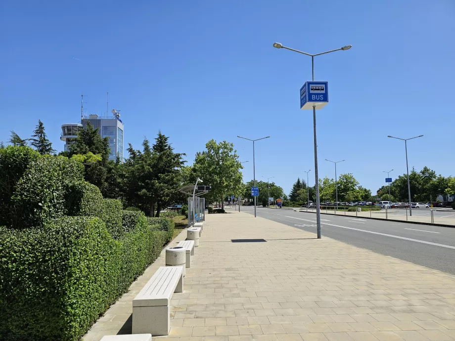 Στάση λεωφορείου στον τερματικό σταθμό - γραμμή 15 προς Sarafovo, γραμμή 15A προς το κέντρο του Μπουργκάς.