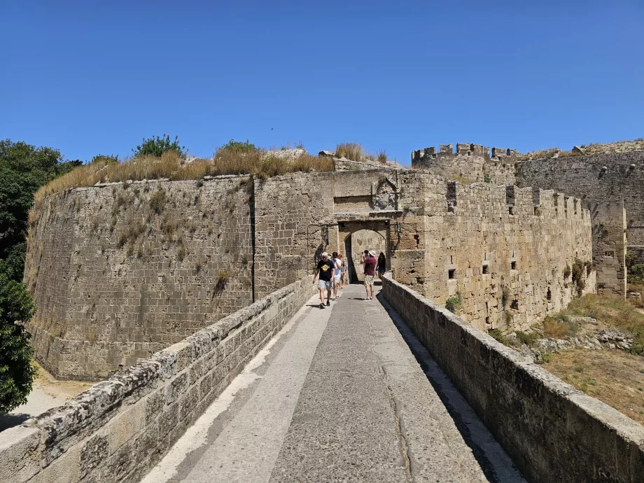 Πύλη προς τα τείχη της πόλης