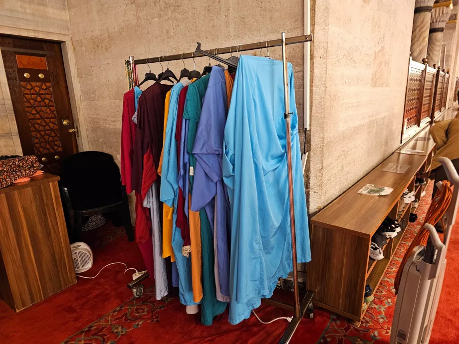 Σουλεϊμάν Τζαμί, ενοικίαση ρόμπας