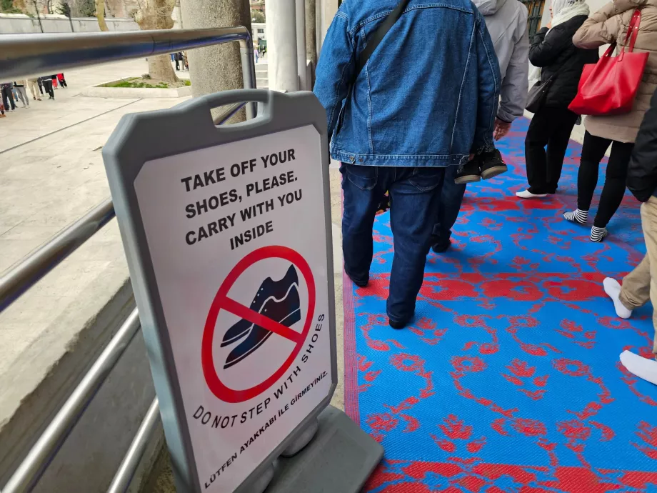 Μπλε Τζαμί, πληροφορίες για το βγάλσιμο των παπουτσιών σας