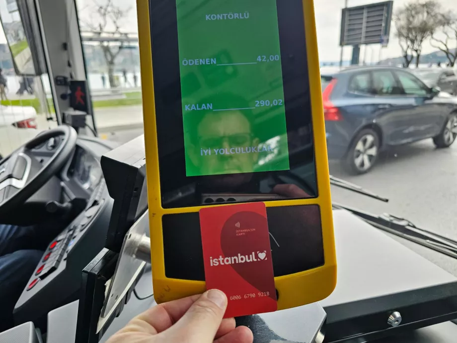 Πληρώνοντας Istanbulkart στο λεωφορείο