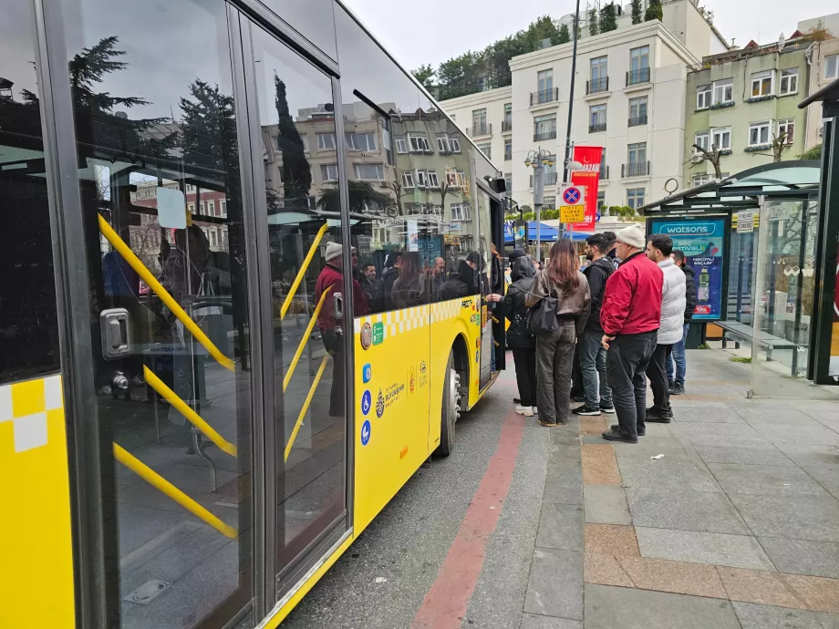 Επιβίβαση στο λεωφορείο μόνο από την μπροστινή πόρτα