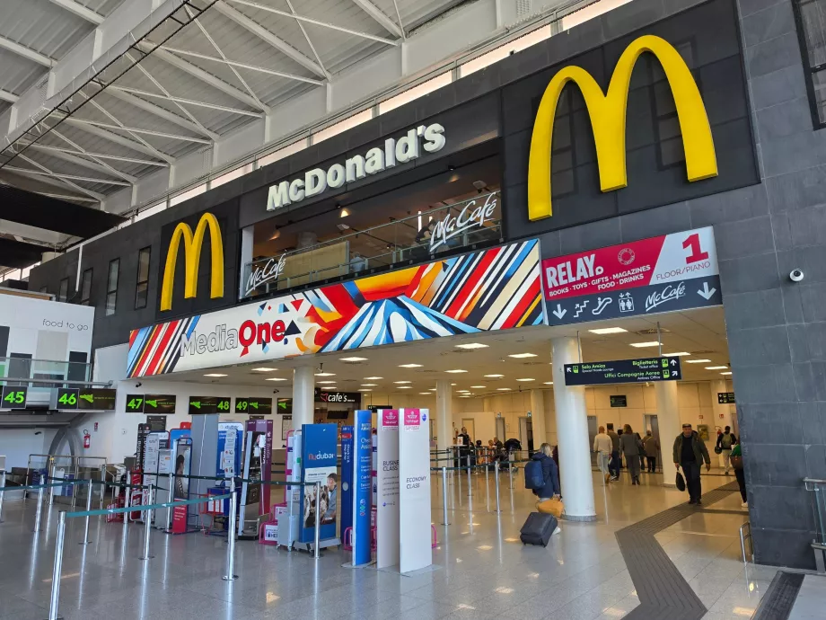 McDonald's, Αεροσταθμός Α, Αναχωρήσεις (δημόσιος χώρος)