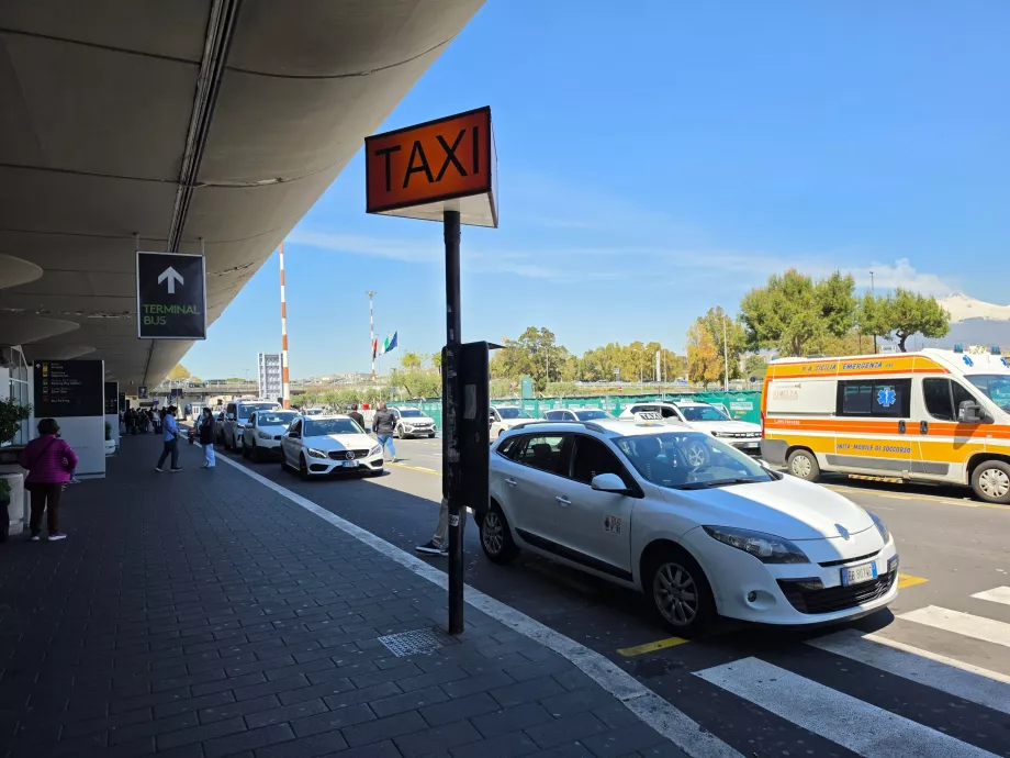 Στάση ταξί μπροστά από τον τερματικό σταθμό
