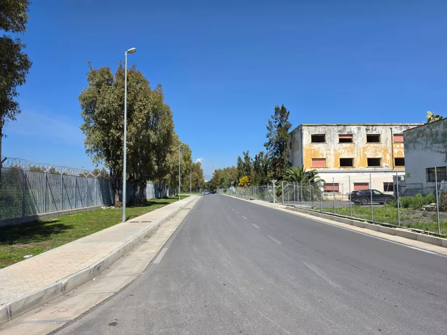 Διαδρομή με τα πόδια από τον τερματικό σταθμό προς το σιδηροδρομικό σταθμό
