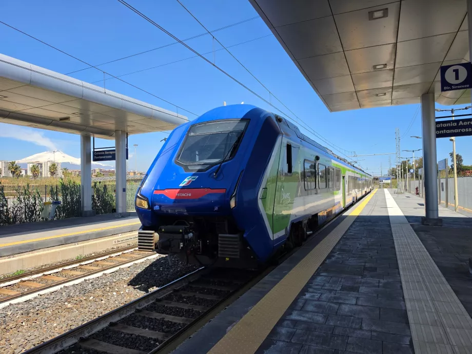Τρένο της Trenitalia στο σταθμό κοντά στο αεροδρόμιο