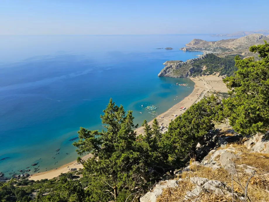 Θέα από το μοναστήρι της Παναγίας στην παραλία Τσαμπίκα
