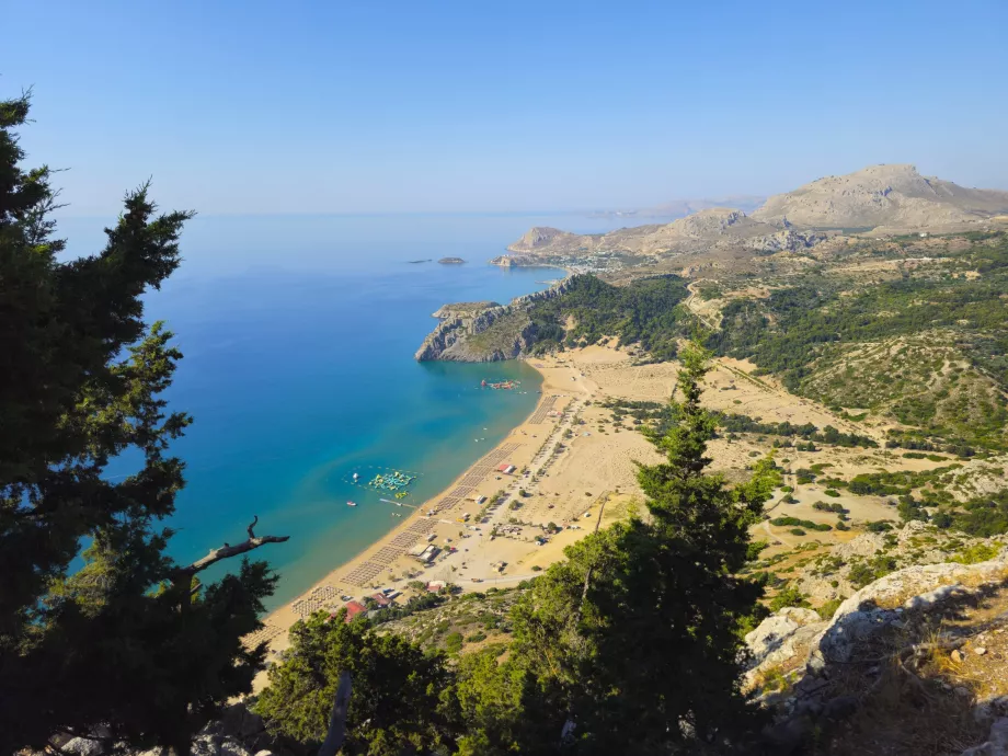 Θέα από το μοναστήρι της Παναγίας στην παραλία Τσαμπίκα