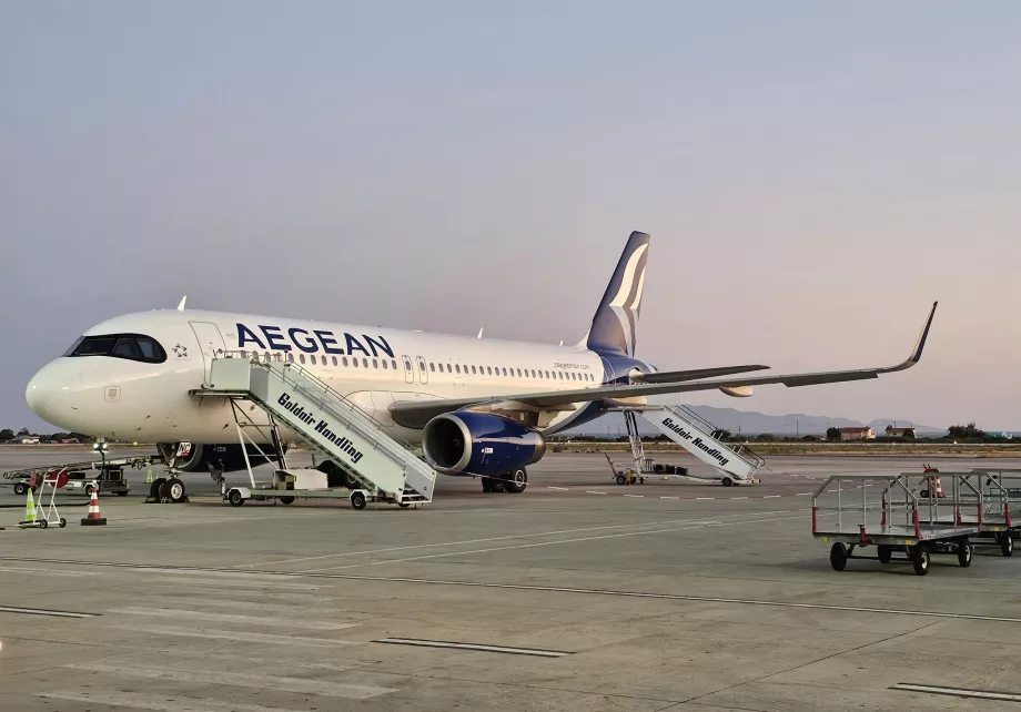 Airbus A320 στο αεροδρόμιο της Ρόδου