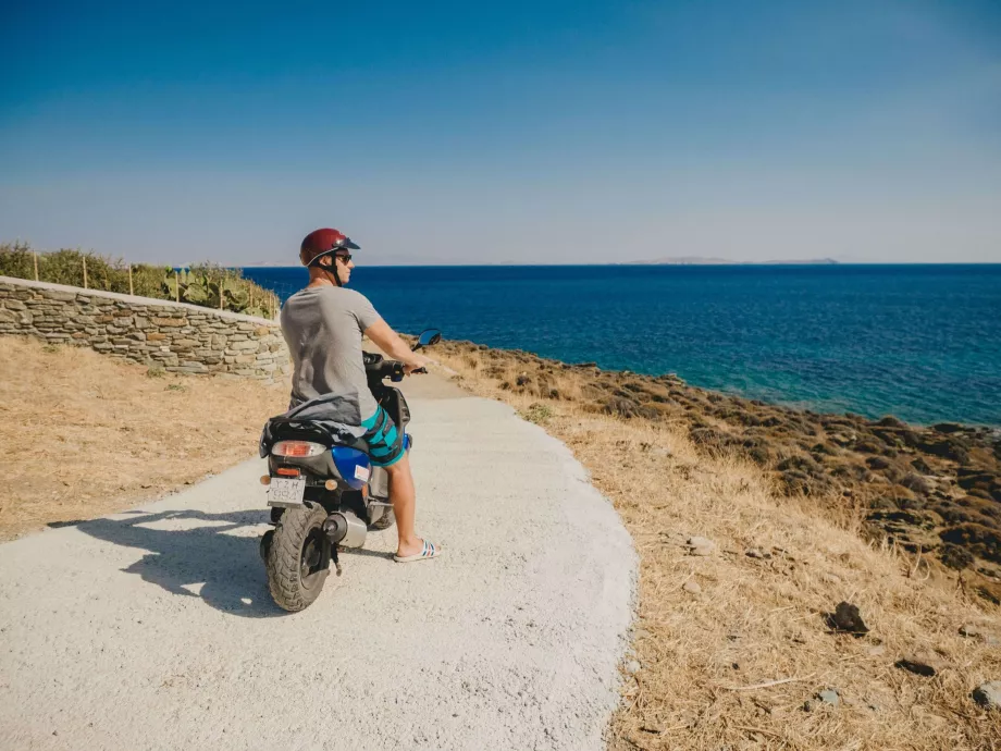 Η Τήνος με σκούτερ