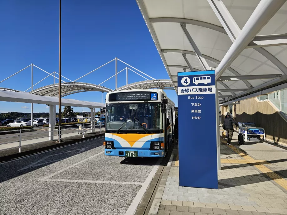 Στάση λεωφορείου μπροστά από τον τερματικό σταθμό