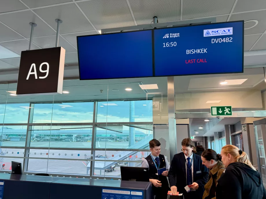 Επιβίβαση για πτήση προς Sanya μέσω Bishkek