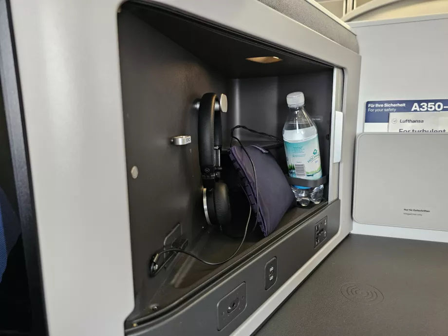 Ακουστικά, νερό και σετ ανέσεων