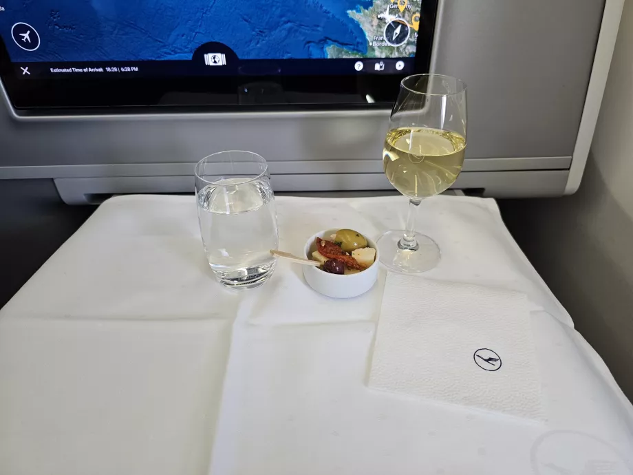 Ελιές και τυρί - πρώτο σερβίρισμα