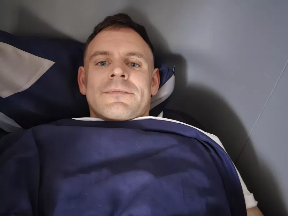 Ο Κρίστοφερ είναι ξαπλωμένος στο κρεβάτι