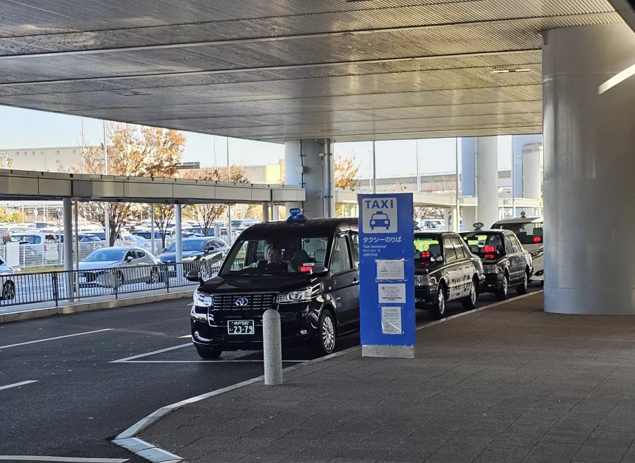 Στάση ταξί μπροστά από τον τερματικό σταθμό 1