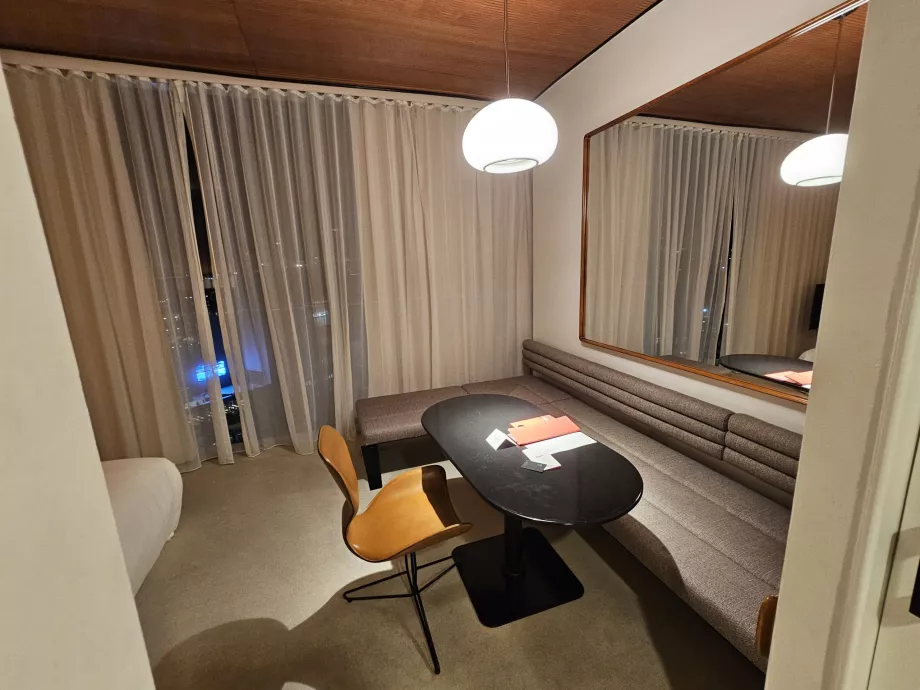 Δωμάτιο, τραπέζι και καναπέδες