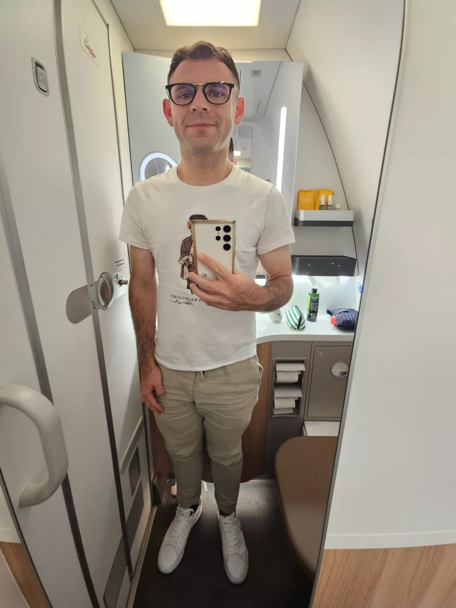 Christopher στην τουαλέτα