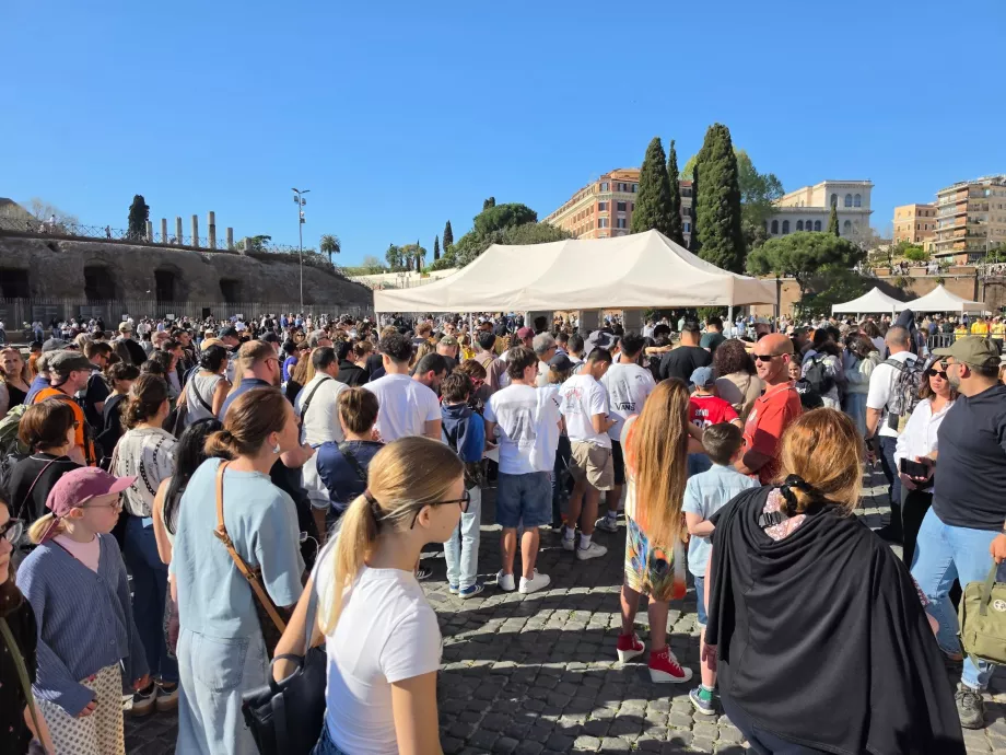 Πλήθος κόσμου περιμένει να εισέλθει στο Κολοσσαίο