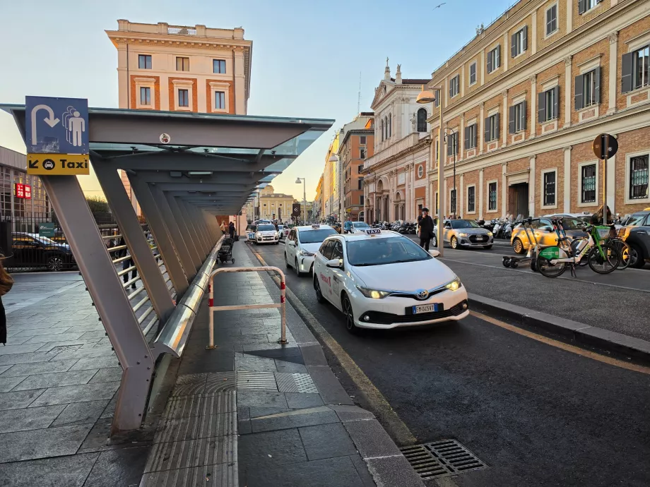 Στάση ταξί μπροστά από το σταθμό Roma Termini