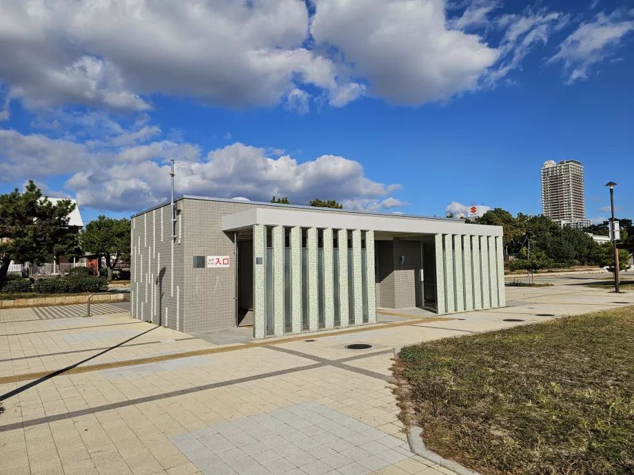 Δωρεάν τουαλέτες στην παραλία Suma