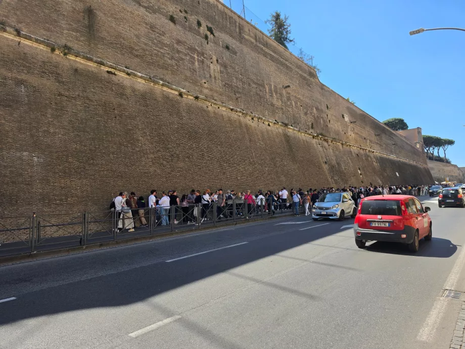 Ουρά προς τα Μουσεία του Βατικανού