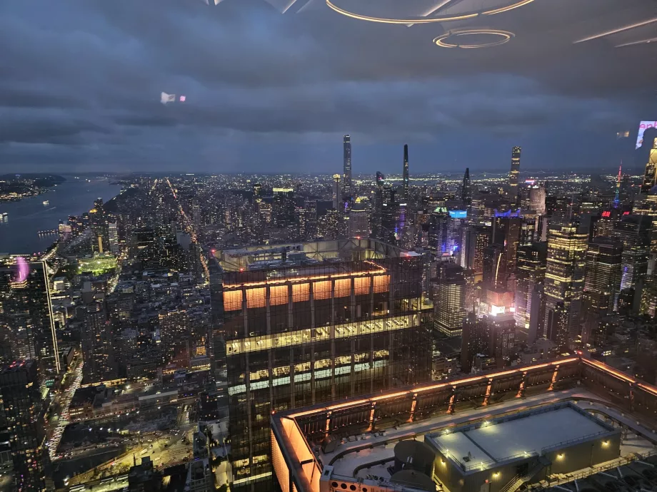 Θέα από το εσωτερικό μέρος του σημείου θέασης "The Edge"