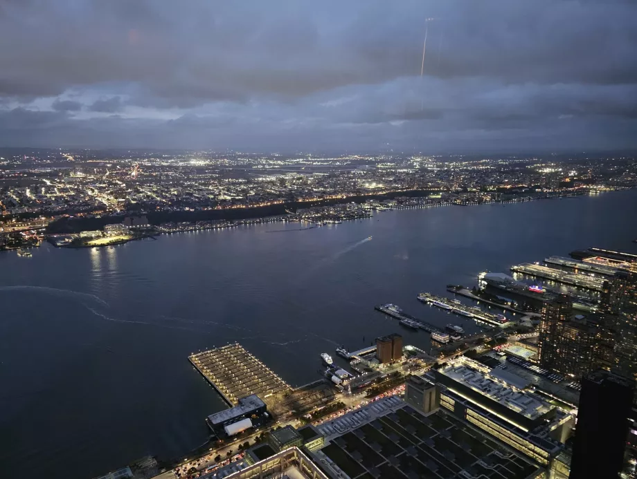 Θέα από το εσωτερικό μέρος του σημείου θέασης "The Edge"