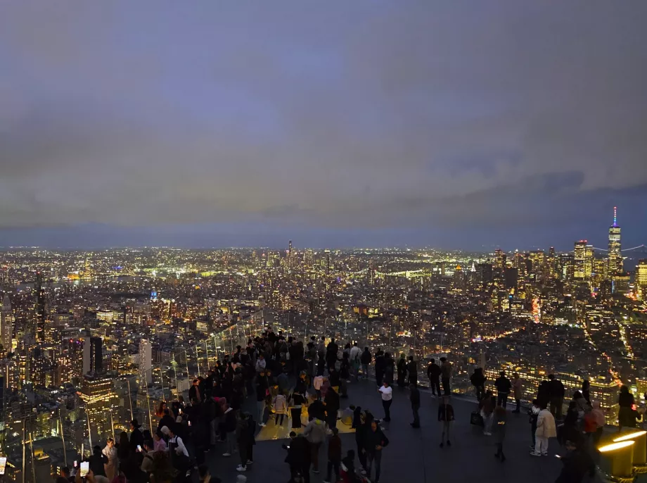 Παρατηρητήριο "The Edge" τη νύχτα