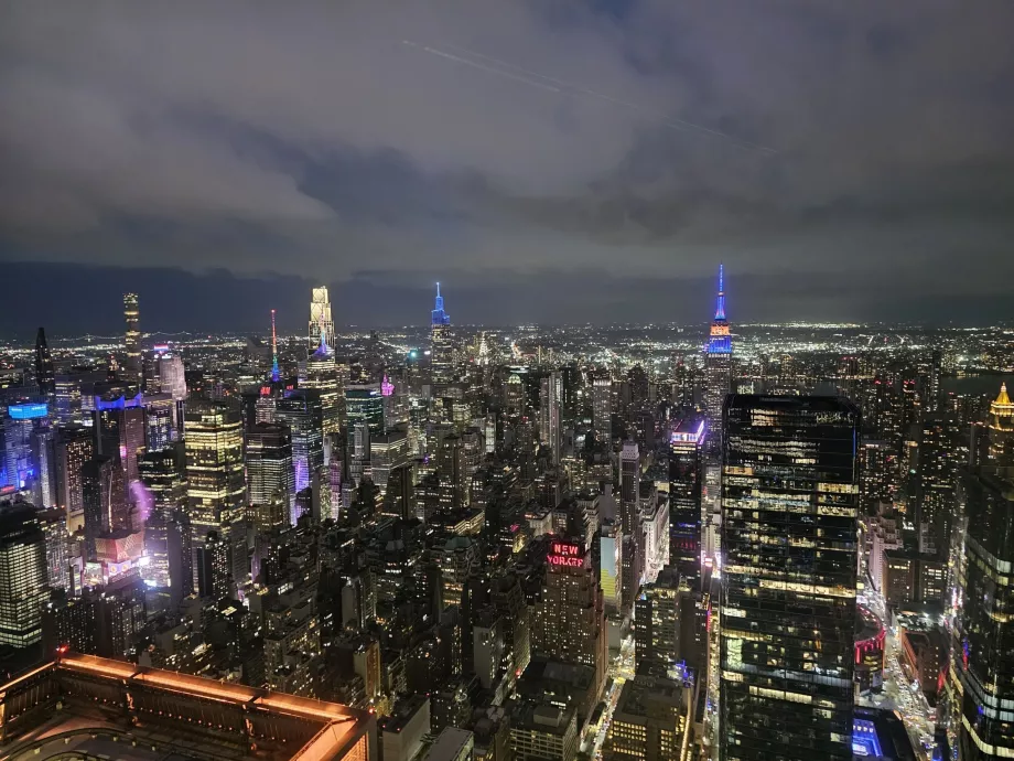 Παρατηρητήριο "The Edge" τη νύχτα