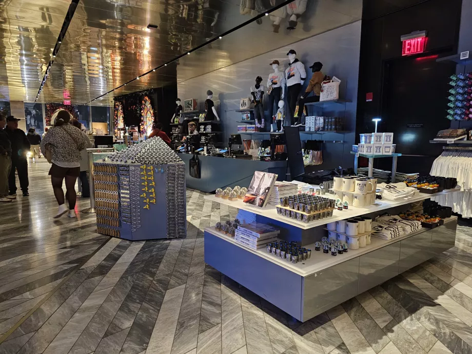 Το κατάστημα δώρων στην έξοδο του "The Edge"