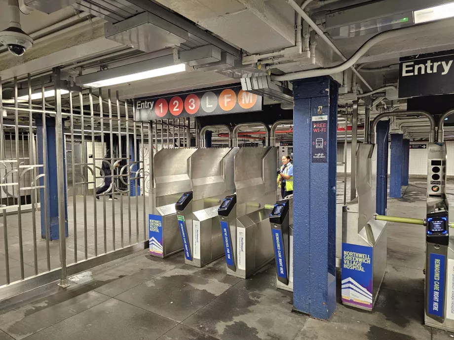 Είσοδος στο μετρό μέσω τουρνικέλων