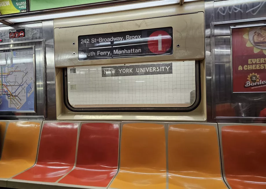 Εσωτερικό παλαιότερου βαγονιού του μετρό