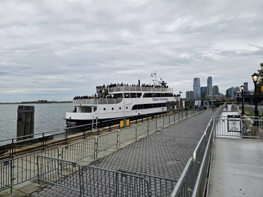 Αποβάθρα σκαφών Statue City Cruises