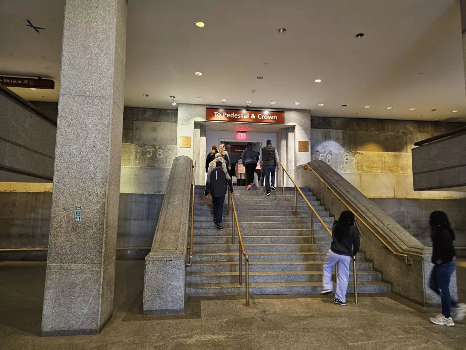 Είσοδος στο βάθρο