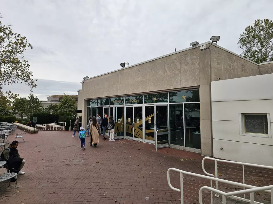 Καφετέριες στο μουσείο και στην προβλήτα