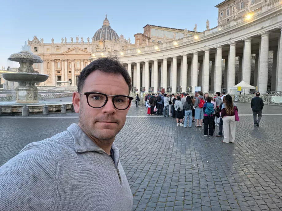 Σύντομη ουρά για τη Βασιλική του Αγίου Πέτρου νωρίς το πρωί