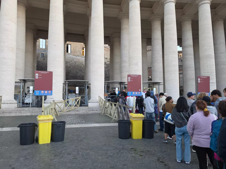 Έλεγχος ασφαλείας πριν από την είσοδο στη Βασιλική του Αγίου Πέτρου