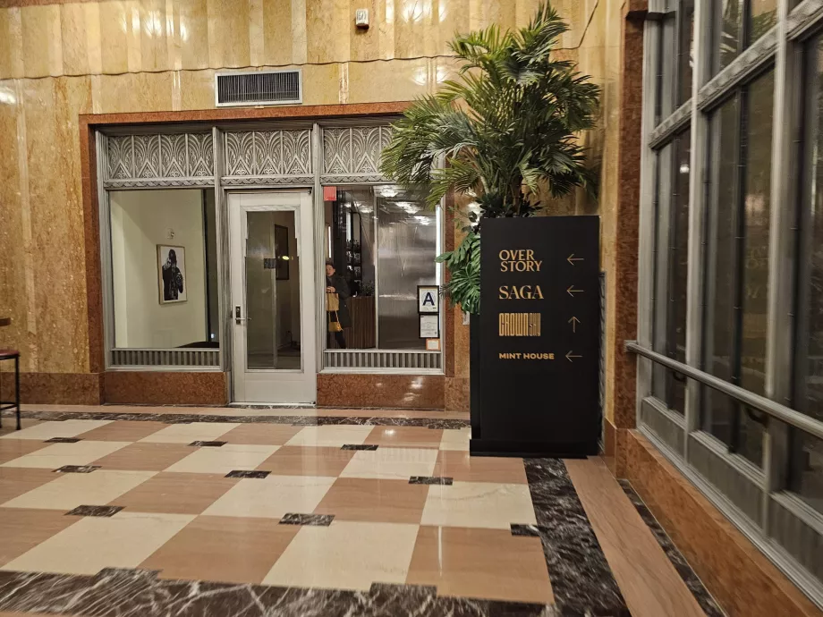 Είσοδος στο Overstory Bar