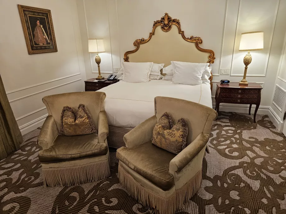 Δωμάτιο - κρεβάτι και πολυθρόνες