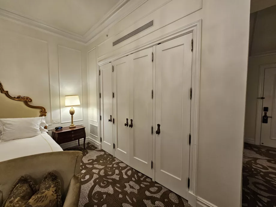 Ντουλάπα στο δωμάτιο