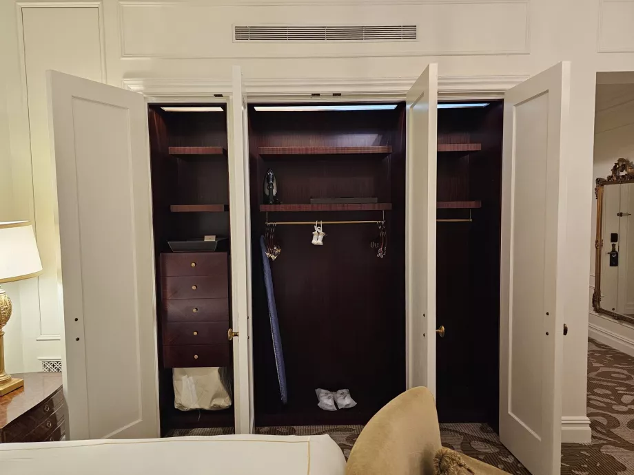 Μέσα στα ντουλάπια