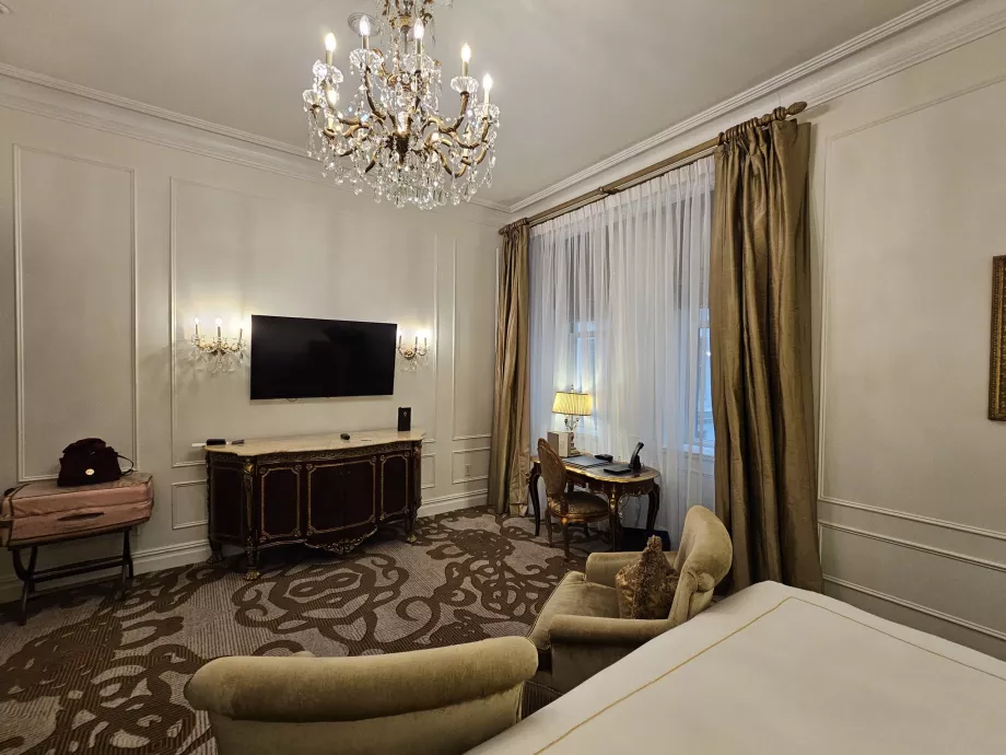 Δωμάτιο - τηλεόραση και παράθυρο