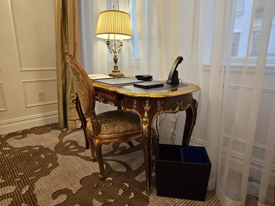 Τραπέζι στο δωμάτιο