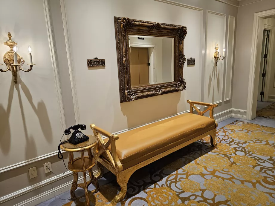 Καναπές δίπλα στον ανελκυστήρα